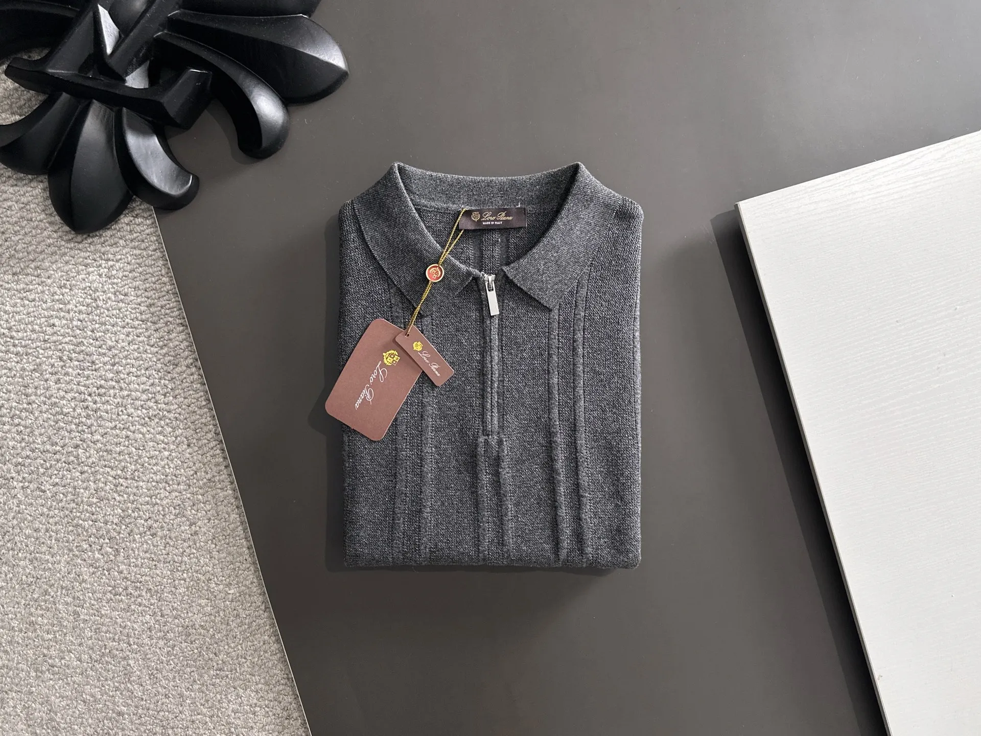 Next day shipment LP high quality Loro Piana 26ss New Arrival men's short-sleeved T-shirt Made of combed cotton yarn knitted cotton fabric, no pressure when entering and exiting the counter Exclusive control of raw materials It feels substantial when weighed, and the upper body is more textured than ordinary T-shirts. This texture can cope with the weather easily and is suitable for both hot and cold! Loose fit design, looks noble. The only correct version is available Size: M to XXXL